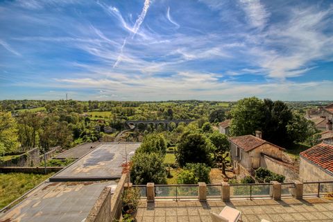 Maison de Maître avec chambres d'hôtes possibles avec jardins traditionnels sur deux niveaux avec vue magnifique