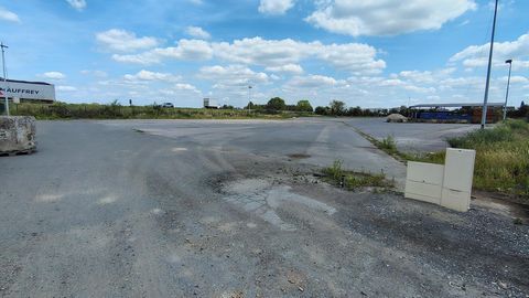 TERRAIN 8777 m² pour stockage ou utilisation en show room, excellente visibilité !