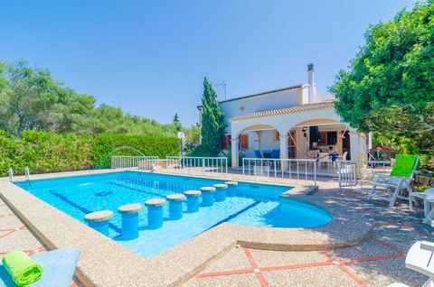 Traumhaftes Chalet mit privatem Pool wenige Meter von der Küste in Sa Rapita, im Süden Mallorcas. Hier finden 6 Gäste ein gemütliches Zuhause. Hier kann man den mallorquinischen Sommer in vollen Zügen genießen, sei es bei einem Bad im hauseigenen Poo...