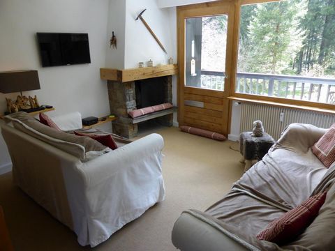 The residence La Biaule is situated in Les Contamines Montjoie, next to the Hameau du Lay, 350 m from the ski slopes. The village center and activities are situated 2 km from the residence. Surface area : about 47 m². Orientation : South. Living room...