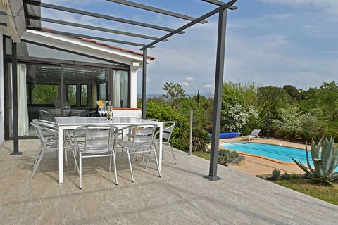 Enjoy an unforgettable time in this beautiful holiday home in Minervois. Set in grounds of 2500m², this air-conditioned villa features a private pool that can be heated. It comfortably accommodates families and friends. The accommodation is located o...