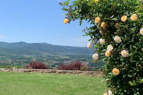 Cette villa magnanime est perchée sur les hauteurs des collines toscanes. Sept énormes chambres remplissent la maison et peuvent être une maison confortable à un grand groupe de 14. Profitez de la vue verte luxuriante des montagnes environnantes des ...