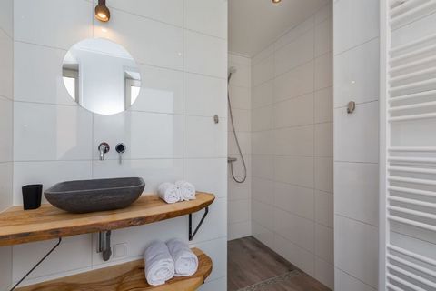 Located at 3 km from the seabeach in Koudekerke, this is a 1-bedroom apartment. It is perfect for a romantic getaway or spending time with your loved one in privacy. Staying in this apartment, you can go for walks or sunbathing to the beautiful beach...