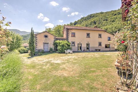 Resting in San Godenzo, this is a 3-bedroom holiday home on a beautiful Tuscan estate. It is at a walking distance from Lake Bilancino and has a shared swimming pool for fun. You can stay here in comfort with a family or a group of 6 persons. The hol...