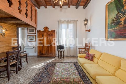 In the peculiar setting of a sixteenth-century Palazzo that belonged to the Berlendis family, a stone's throw from Fondamenta Nove, this beautiful apartment is located on the second floor, and can be reached by an elegant staircase with barrel vaults...