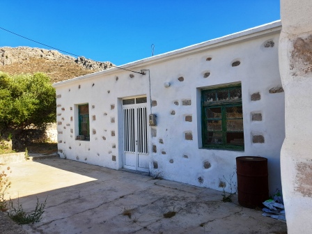 Azokeramos- Sitia Traditional stone house with large courtyard and garden. The house is 110m2 on a plot of 370m2. It consists of 3 rooms and an outdoor W.C. It is in need of modernization. The property has very good access and enjoys views to the mou...