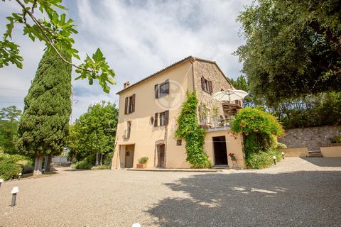 In the hills of Orvieto and along the road that leads to the beautiful Castello Antinori with its renowned vineyards that surround the property, La Strada del Castello is a beautiful farmhouse with outbuilding and garden courtyard of approximately 2,...