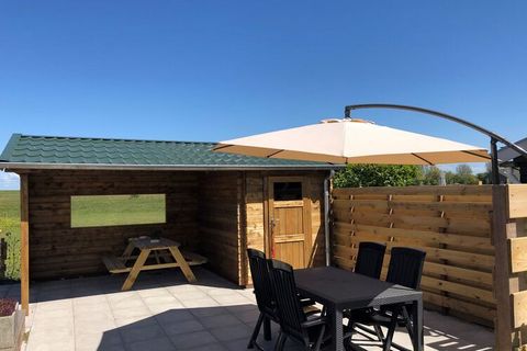 This neatly furnished, detached chalet is located in the pleasant holiday park Wiringherlant. It features a living room with TV, an atmospheric gas stove and an open-plan kitchen. There are two bedrooms, one with a double bed and one with a bunk bed,...