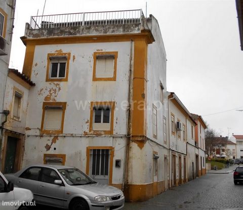 House to recover located in the center of the village composed of three floors. R / with kitchen and toilet. The 1st floor consists of living room, the 2nd floor has two bedrooms and Wc. The attic has an area for storage and a bedroom with access to ...