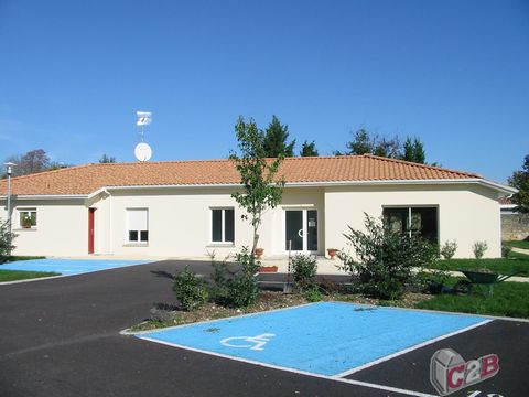 Village center, near La Brède, a residence for seniors, offers type 2 housing including living room, kitchenette, a bedroom, a bathroom, a terrace overlooking green spaces equipped for reduced mobility. A caretaker organizes daily life with the anima...