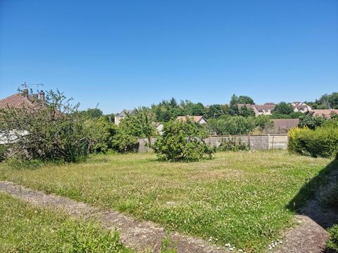 EXCLUSIVE! 28immo is pleased to offer you, for sale this building plot free of builder, about 393m2 with 24.50m of facade UB zone of the PLU (setback 5m or limit, 40% of the plot reserved for green space, 3 parking spaces per dwelling) Virtual tour a...