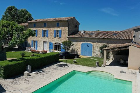 In Velleron, It is this beautiful village farmhouse (without joint ownership) of about 325 m2 with a swimming pool, a nice pool house and a garage of 70 m2. On the ground floor, A beautiful solid wood door at the entrance opens On the one hand on the...