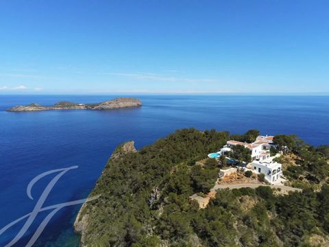 This spectacular half island is the last private half island in Ibiza. The huge property has a large luxury villa with three buildings, a private bay. And the best: You live in a natural paradise, you are close to the best beaches and only 20 minutes...