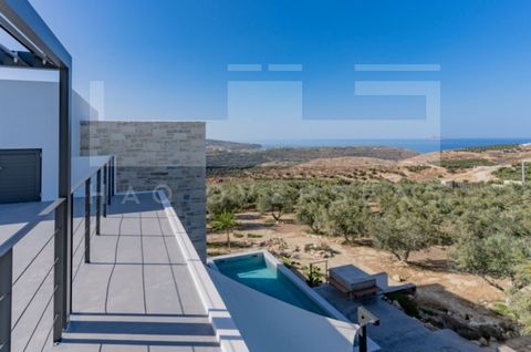 Eingebettet in das bezaubernde Dorf Kamilari ist die zweite zum Verkauf stehende Villa ein Beweis für modernen Luxus. Dieses 2021 neu erbaute architektonische Juwel erstreckt sich über drei Ebenen und bietet weitläufige 160 m2 raffinierte Wohnfläche....