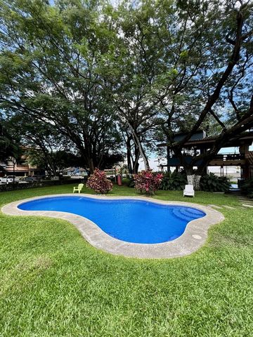 Te koop een mooi gemeubileerd appartement in een condominium gelegen in het centrum van Liberia. Dit condominium heeft een breed scala aan voorzieningen, zoals een zwembad, lift en beveiliging met gecontroleerde toegang, het verstrekken van rust en g...