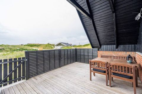 The house is undergoing renovation in autumn 2020. Close to the North Sea is this cozy cottage. From the cottage there are only 600 meters to the beach, which you can enjoy all year round. Likewise, the cottage is also within walking distance of a gr...
