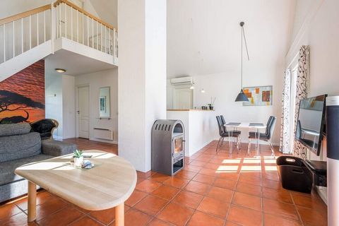 MAX 2 CANI - Non lontano dalla bella spiaggia, dai negozi e dai ristoranti di Blåvand troverete questa accogliente casa vacanze. La casa fa parte di un edificio a schiera in stile scandinavo con un'atmosfera accogliente con piccoli ruscelli e passere...