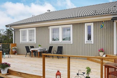 Wonderful accommodation with a high standard and fantastic location overlooking the sea in Henån on north Orust. Here you have walking distance to both swimming, service and entertainment while living with nature around the corner. Here there is sile...