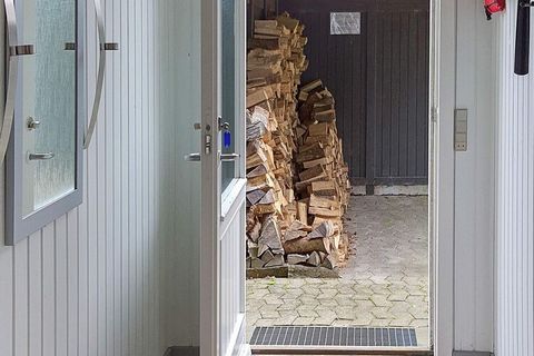 Dieses traditionelle Ferienhaus liegt auf einem schönen Grundstück in der ruhigen und familienfreundlichen Gegend bei Skovmose Strand auf der Insel Als. Die Gegend gilt als sehr reizvoll und lädt zu langen Spaziergängen und Radtouren in der Natur sow...