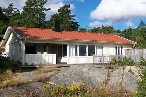 This modern holiday home is set close to the waterside and includes a guest cottage . This is the perfect location for a relaxing holiday for those who want to swim, sunbathe and enjoy nature! The holiday home features a well-equipped kitchen with a ...