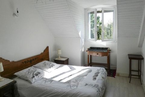 Casa de vacaciones clásica bretona en una propiedad de jardín cerrada de 1.500 m². La propiedad está ubicada en la pequeña aldea de Trevenaste sobre la playa de Le Rohaliguen (500 m). Una cómoda sala de estar con un acogedor rincón con chimenea, cuat...