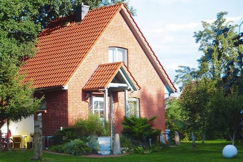 Bright, modern brick house with a view of the surrounding nature reserve and only 500 m from the beach. It is located in the heart of Mecklenburg in the Leisten district of Plau. A lawn with numerous seating areas is part of the 5,000 m² property, of...
