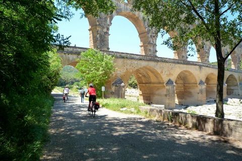Situated in the heart of a quiet village, just a few minutes' drive from the famous and spectacular Pont du Gard aqueduct. This charming new, air-conditioned and ground floor holiday home has all the amenities for a successful holiday. It consists of...