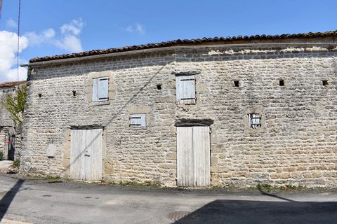This cute converted barn with 4 rooms is located very close to the village of Aulnay with all amenities. In a quiet but active community, it offers you a the perfect base for your holidays, or a main home without too much maintenance. On the ground f...