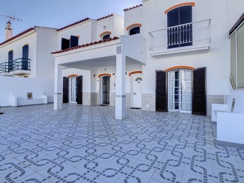 The house is located near local shops, restaurants and the famous pedestrian street in the center of Altura as well as less than 15 minutes walk from the famous beach of Alagoa. The house currently has 2 independent apartments, on the ground floor: e...