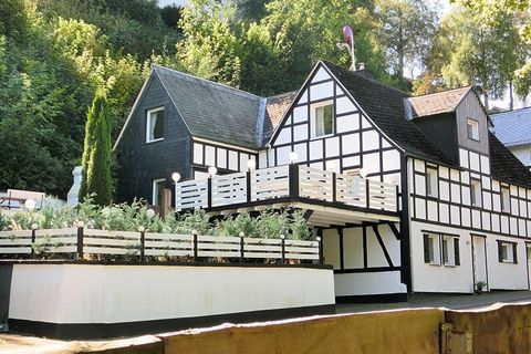 Ubicado en Oberkirchen en Sauerland, Alemania, esta casa de vacaciones con 4 dormitorios es un alojamiento ideal para una familia de 8. A solo 100 m del centro de la ciudad, la casa tiene una amplia terraza y muebles de jardín para tener una gala. Ve...