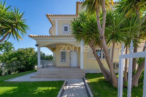 Identificação do imóvel: ZMPT559318 We present an excellent 4 bedroom house, located in Marisol, near the beaches of Fonte da Telha, Costa da Caparica and 30 minutes from Lisbon. This 3-storey property offers a unique opportunity to live close to the...