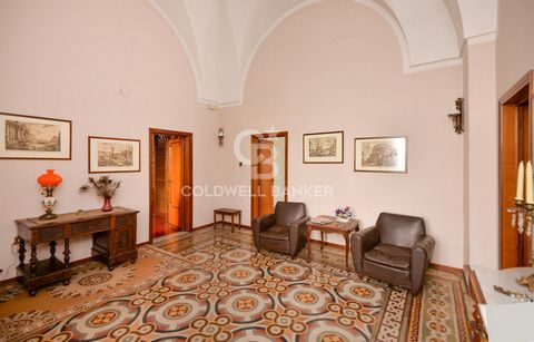 SQUINZANO - LECCE - SALENTO In Squinzano, a few steps from the city centre, we offer for sale a characteristic townhouse of about 300 sqm entirely locate entirely on the ground floor with garden, roof terrace and storage. The property dates back to t...