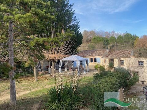 On the heights of Bédarieux, beautiful property consisting of three houses on a plot of 5680m2. - Main house of 93m2 comprising: A kitchen, Living room, Three bedrooms, an office, Bathroom with shower and bath. - Type 3 house of 65m2 comprising: A ki...