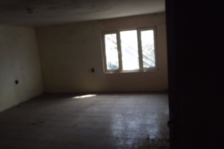 Price: €7.500,00 District: Vratsa Category: House Area: 160 sq.m. Plot Size: 2000 sq.m. Bedrooms: 2 Bathrooms: 1 Location: Countryside Old country house with garage and spacious yard situated in a big village in the countryside 65 km north of Vratsa,...