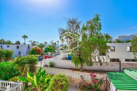 Detached villa located 300 m from Playa de Troya in Las Americas.  A very rare opportunity to get a detached house on a plot of almost 600 m2 in a very sought after area of Playa Las Americas. It is located in a very quiet street, with family houses,...