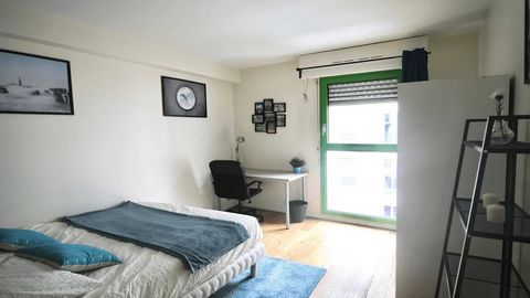This 11m² room is fully furnished. It has a double bed (140x190), a bedside table with lamp and a large mirror at the head of the bed. There is a work area with a desk, chair and lamp. The bedroom also has plenty of storage space: a wardrobe with han...
