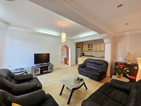 FABULOSO APARTAMENTO NO CENTRO DE ALANYA/MAHMUTLAR É a oportunidade perfeita para desfrutar da facilidade de transporte e da vida luxuosa em Mahmutlar, a área mais popular de Alanya, a poucos passos do centro da cidade! Propriedades: Espaçoso apartam...