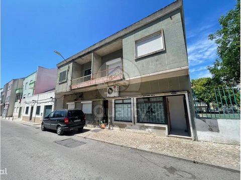 We present you with an excellent investment opportunity, especially for those looking to remodel, a building consisting of 4 fractions, 2 to the rch novel and 2 to the first floor novel, All fractions are T2 with areas around 65m2, and those on the g...
