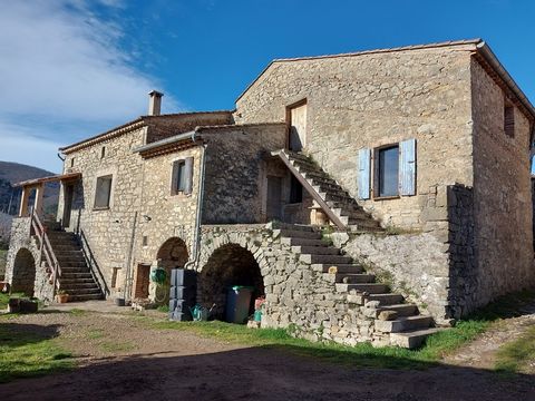Coup de cur dans un village prisé au bord de l'Ardèche à Courry sur une parcelle de 1360 m². Vous y trouverais un mas de 180 m² habitable dont 120 m² côté privé avec une pièce à vivre, une cuisine, un salon, une chambre, un dressing et une salle d'ea...