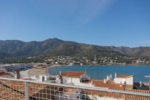 Charming town house located in El Port de la Selva, in Alt Empordí - Girona. Small fishing village that still retains a certain charm of yesteryear, of the white villages on the shores of the Mediterranean, such as Cadaqués or LLaníçí, which are only...