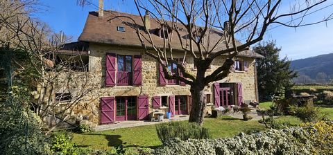 Between Cajarc and Figeac, in a charming and dynamic little village in the Lot valley - 5 minutes from a primary school - we present to you this superb Quercy house, completely renovated in 2013. Facing east, the main facade invites you to stroll thr...
