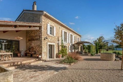 Provence Home, l'agence immobilière du Luberon, vous propose à la vente, un magnifique mas d'environ 240 m² qui allie élégamment le charme traditionnel au contemporain. Il est entouré par un parc de près de 15 000 m², offrant intimité et proximité av...