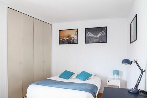 This 13m² room is fully furnished. It has a double bed (140x190) and a bedside table with lamp. There is also a work area with a desk, chair and lamp. The bedroom also has plenty of storage space: a wardrobe with hanging space and a shelf. A magnific...