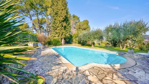 Pretty and provençal villa of around 150 sqm consisting of an entrance, a living room with fireplace and dining room, a kitchen with independent access, two large bedrooms, two bathrooms and guest toilets. On the first floor, the house includes a thi...