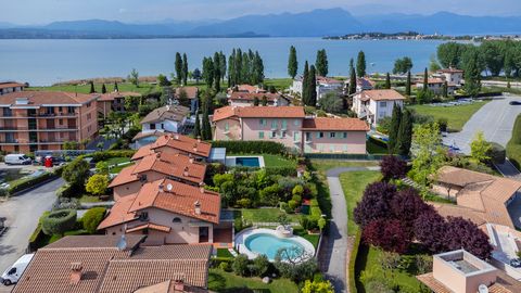 Sirmione, locality Porto Sirmione 2, we offer for sale a small villa on two levels free on three sides. The location is really its strong point. Through a pedestrian gate there is direct access to the Port. It is located within an area reachable by a...