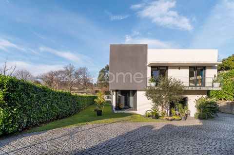 Identificação do imóvel: ZMPT564234 Are you a nature lover? If so, this Villa is waiting for you. Located in the charming town of Guardizela, With unobstructed views and total privacy, this villa has architectural details that make it distinct from a...