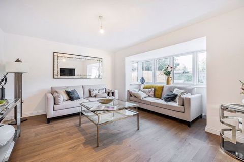 Frost Estate Agents are thrilled to present an exclusive array of four newly constructed homes, situated in a charmingly secluded spot at the conclusion of a tranquil cul-de-sac in the verdant surroundings of Kenley. These family homes are finished w...