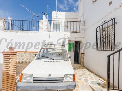 Townhouse with a Patio to be restored in Corumbela. 3 Bedrooms. 1 Bathroom. Terrace.