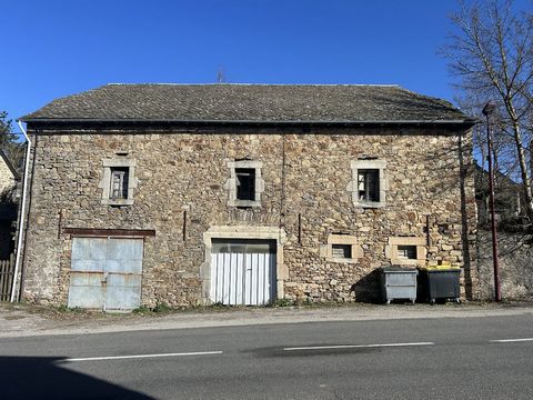 Stone barn, to renovate, of approximately 230 m2, with adjoining garden of + 600 m2, benefiting from a south-facing orientation and proximity to the Villefranche-de-Panat Lake and all kind of services and shops (market, grocery stores, butchers, bake...