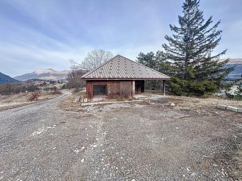 On the heights of the Gresse en Vercors resort, for sale a 100 m² chalet for use as commercial premises. Surface area of the plot is 145 m², covered terrace of 19 m². Total renovation to be planned (heating, carpentry, electricity, plumbing, insulati...